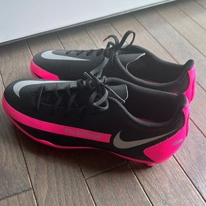 New Nike Phantom Girls Youth Size 3.5 Soccer Cleats Never Worn